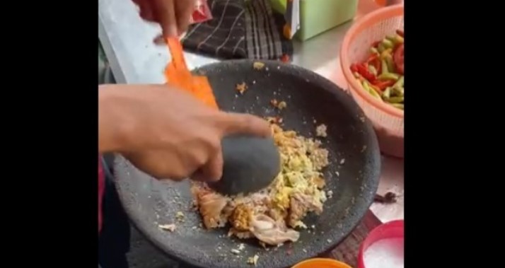 Ayam Geprek Yogyakarta Disajikan Sampai Hancur